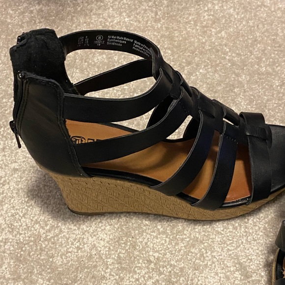 Brash Wedge Sandals - Picture 3 of 3